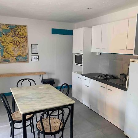 Le Depot Appartement Du Port A Champvert Екстериор снимка